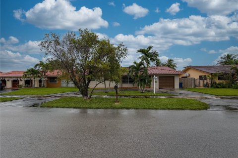 Casa en venta en Miami, Florida, 3 dormitorios, 190.36 m2 № 1946092 - foto 1
