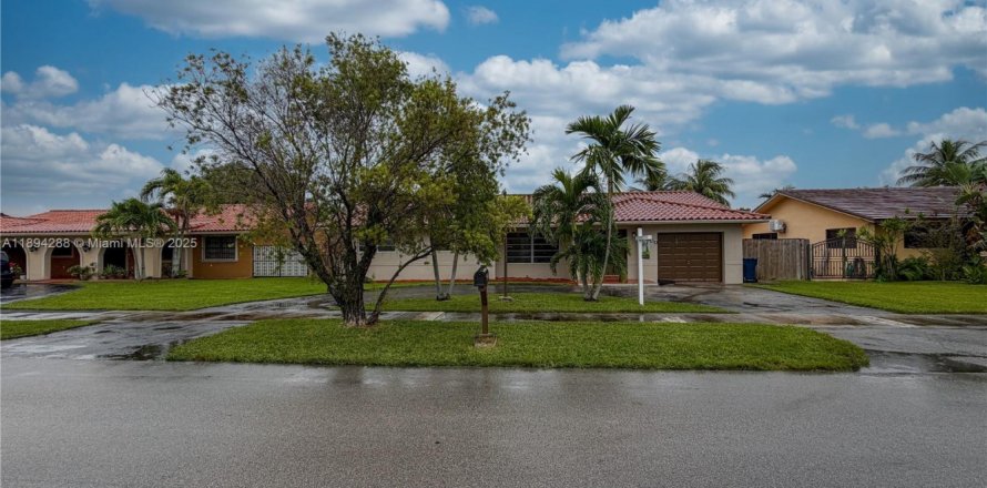 Casa en Miami, Florida 3 dormitorios, 190.36 m2 № 1946092