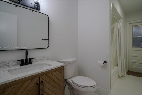 Casa en venta en Miami, Florida, 3 dormitorios, 190.36 m2 № 1946092 - foto 10