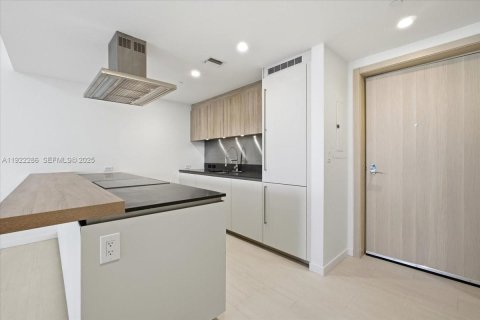 Condo in Miami, Florida, 1 bedroom  № 2076769 - photo 4