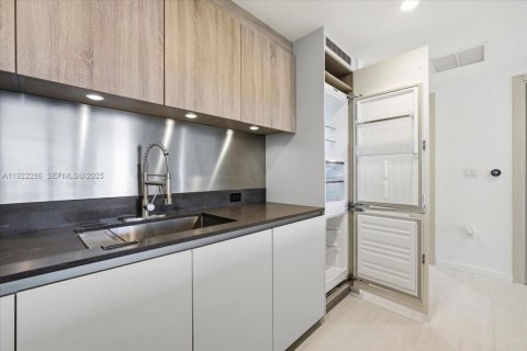 Condo in Miami, Florida, 1 bedroom  № 2076769 - photo 5