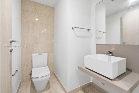 Condo in Miami, Florida, 1 bedroom  № 2076769 - photo 2