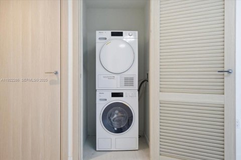 Condo in Miami, Florida, 1 bedroom  № 2076769 - photo 7