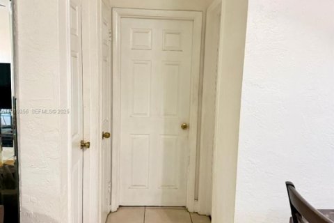 House in Miami Gardens, Florida 4 bedrooms, 111.48 sq.m. № 1974586 - photo 13