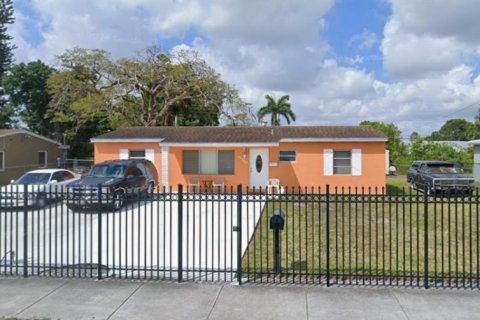House in Miami Gardens, Florida 4 bedrooms, 111.48 sq.m. № 1974586 - photo 1