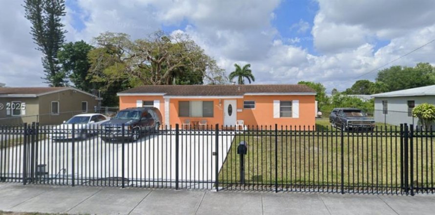 House in Miami Gardens, Florida 4 bedrooms, 111.48 sq.m. № 1974586