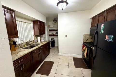 House in Miami Gardens, Florida 4 bedrooms, 111.48 sq.m. № 1974586 - photo 7