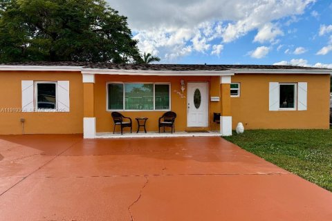 House in Miami Gardens, Florida 4 bedrooms, 111.48 sq.m. № 1974586 - photo 2