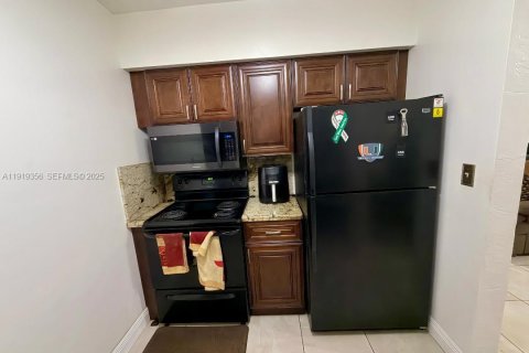 House in Miami Gardens, Florida 4 bedrooms, 111.48 sq.m. № 1974586 - photo 8