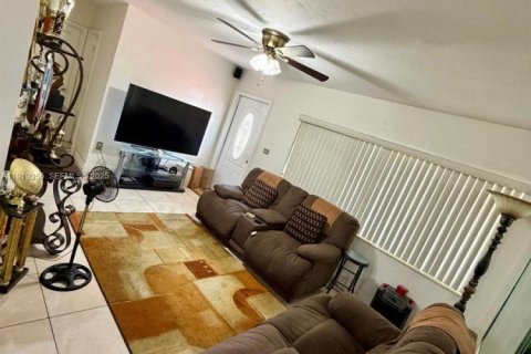 House in Miami Gardens, Florida 4 bedrooms, 111.48 sq.m. № 1974586 - photo 9