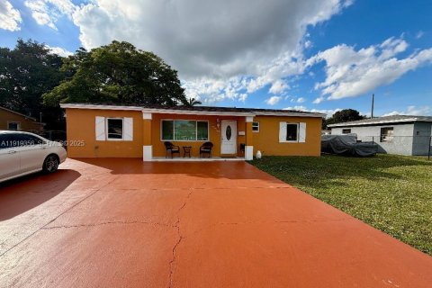 House in Miami Gardens, Florida 4 bedrooms, 111.48 sq.m. № 1974586 - photo 3