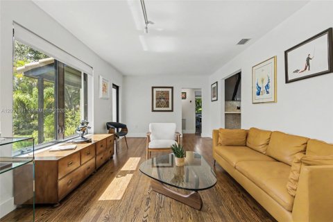 House in Miami Shores, Florida 3 bedrooms, 116.31 sq.m. № 2174113 - photo 5