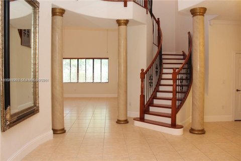 House in Cutler Bay, Florida 5 bedrooms, 438.22 sq.m. № 2004864 - photo 9