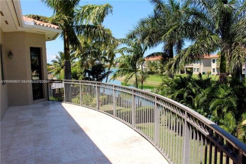 House in Cutler Bay, Florida 5 bedrooms, 438.22 sq.m. № 2004864 - photo 3