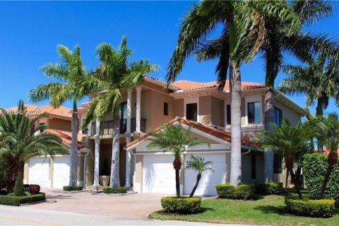 House in Cutler Bay, Florida 5 bedrooms, 438.22 sq.m. № 2004864 - photo 2