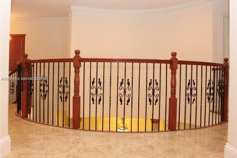 House in Cutler Bay, Florida 5 bedrooms, 438.22 sq.m. № 2004864 - photo 11