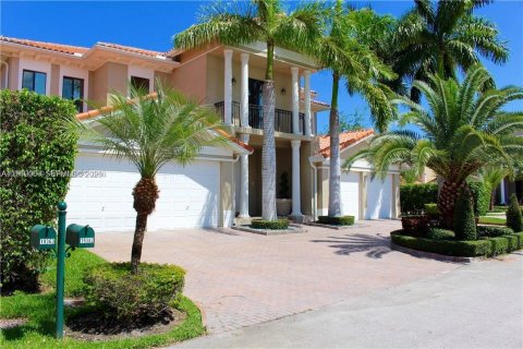 House in Cutler Bay, Florida 5 bedrooms, 438.22 sq.m. № 2004864