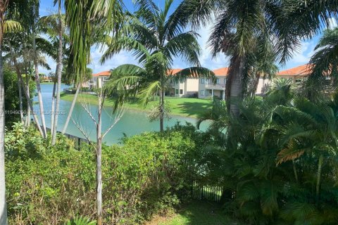 House in Cutler Bay, Florida 5 bedrooms, 438.22 sq.m. № 2004864 - photo 4