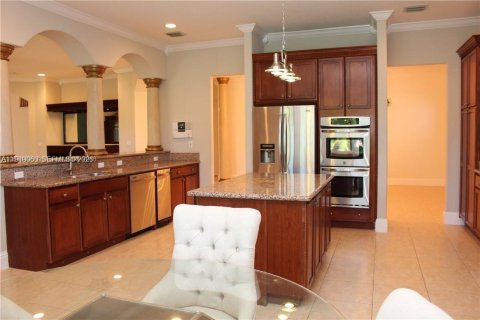 House in Cutler Bay, Florida 5 bedrooms, 438.22 sq.m. № 2004864 - photo 7