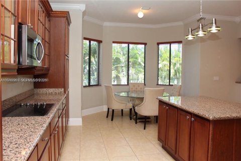 House in Cutler Bay, Florida 5 bedrooms, 438.22 sq.m. № 2004864 - photo 8