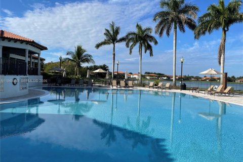 House in Cutler Bay, Florida 5 bedrooms, 438.22 sq.m. № 2004864 - photo 28