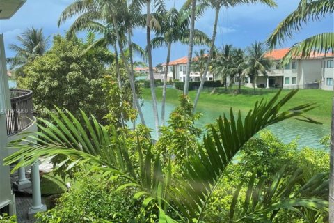 House in Cutler Bay, Florida 5 bedrooms, 438.22 sq.m. № 2004864 - photo 5