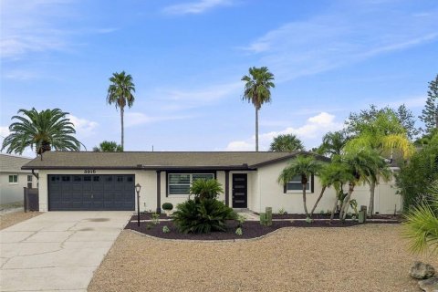 House in New Port Richey, Florida 3 bedrooms, 138.61 sq.m. № 2359128