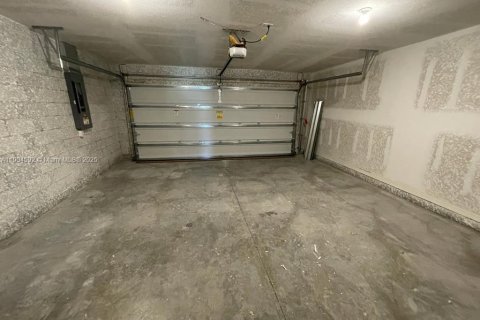 House in Lehigh Acres, Florida 3 bedrooms № 2012633 - photo 11