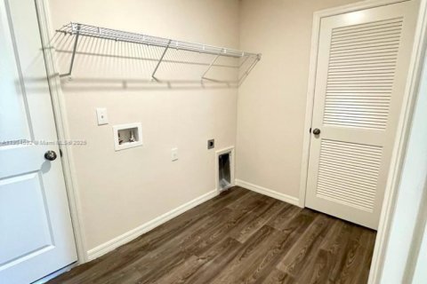 House in Lehigh Acres, Florida 3 bedrooms № 2012633 - photo 10