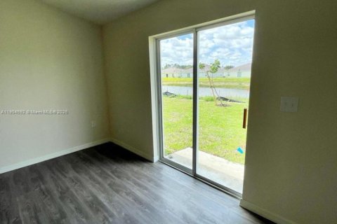House in Lehigh Acres, Florida 3 bedrooms № 2012633 - photo 5