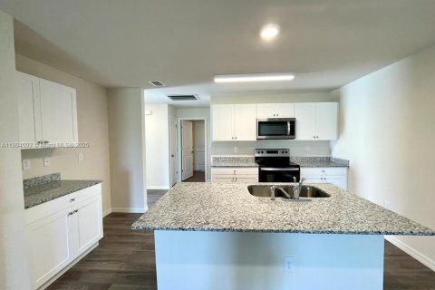 House in Lehigh Acres, Florida 3 bedrooms № 2012633 - photo 2