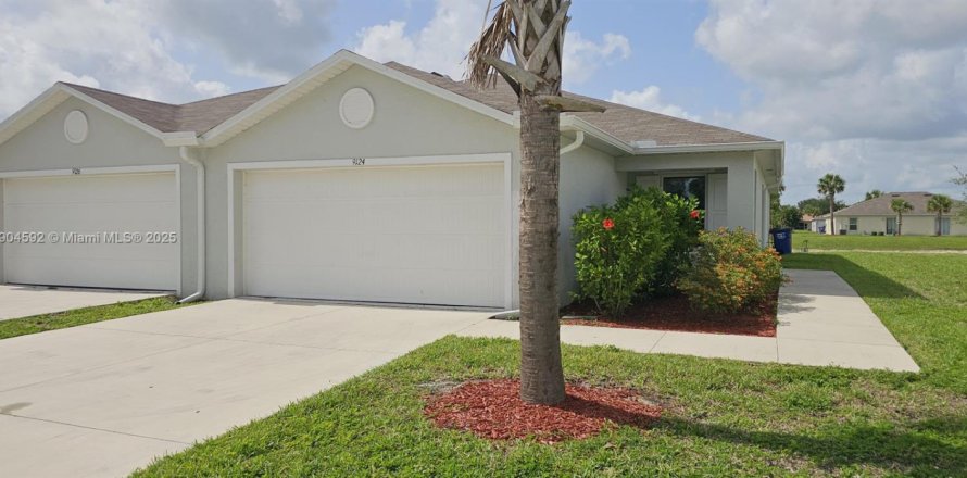 House in Lehigh Acres, Florida 3 bedrooms № 2012633