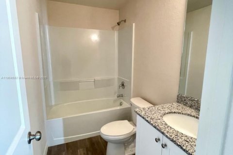 House in Lehigh Acres, Florida 3 bedrooms № 2012633 - photo 9