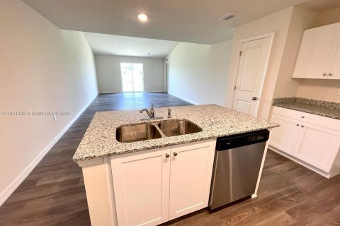 House in Lehigh Acres, Florida 3 bedrooms № 2012633 - photo 3