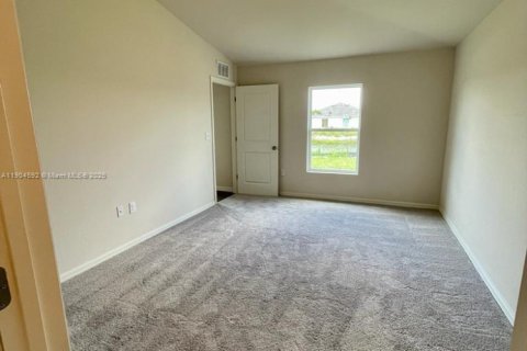 House in Lehigh Acres, Florida 3 bedrooms № 2012633 - photo 6