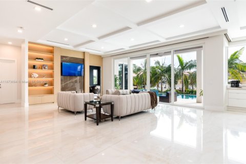House in Lighthouse Point, Florida 5 bedrooms, 509.75 sq.m. № 1979961 - photo 14