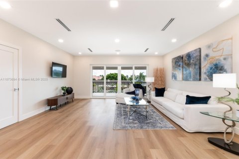 House in Lighthouse Point, Florida 5 bedrooms, 509.75 sq.m. № 1979961 - photo 26