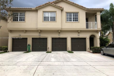 Condo in Miramar, Florida, 2 bedrooms  № 1994281 - photo 1