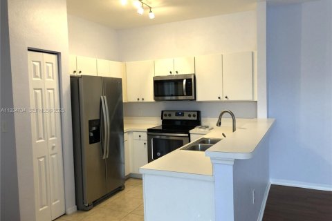 Condo in Miramar, Florida, 2 bedrooms  № 1994281 - photo 2