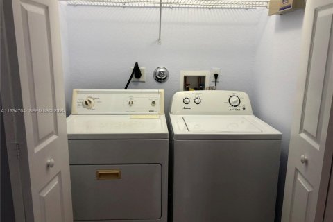 Condo in Miramar, Florida, 2 bedrooms  № 1994281 - photo 4