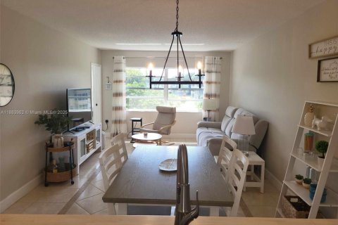 Condo in Lauderdale Lakes, Florida, 1 bedroom  № 1978551 - photo 7