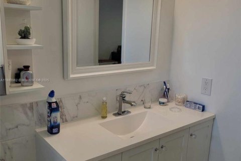 Condo in Lauderdale Lakes, Florida, 1 bedroom  № 1978551 - photo 11