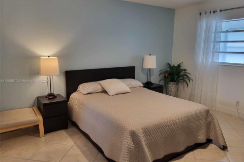 Condo in Lauderdale Lakes, Florida, 1 bedroom  № 1978551 - photo 12