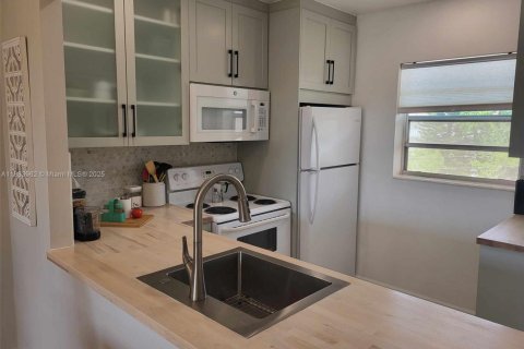 Condo in Lauderdale Lakes, Florida, 1 bedroom  № 1978551 - photo 2