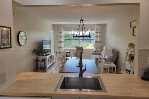 Condo in Lauderdale Lakes, Florida, 1 bedroom  № 1978551 - photo 1