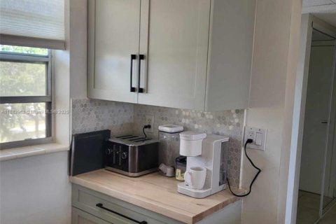 Condo in Lauderdale Lakes, Florida, 1 bedroom  № 1978551 - photo 4