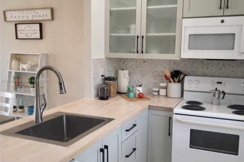 Condo in Lauderdale Lakes, Florida, 1 bedroom  № 1978551 - photo 3