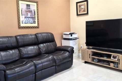 Villa ou maison à vendre à Doral, Floride: 3 chambres, 189.43 m2 № 2030082 - photo 8