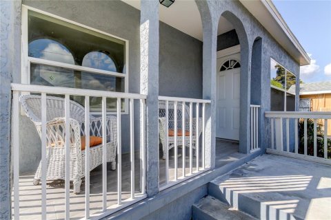 Casa en venta en Tampa, Florida, 4 dormitorios, 176.51 m2 № 1913119 - foto 9