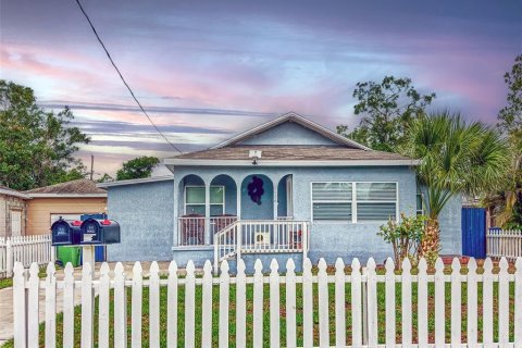Casa en venta en Tampa, Florida, 4 dormitorios, 176.51 m2 № 1913119 - foto 1